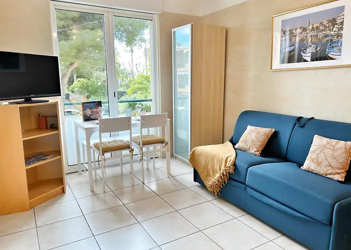 Sanary, Studio Vue Mer, A Deux Pas Des Plages Et Du Centre Ville